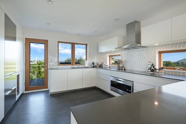 Building Photo - 360 Dune Rd