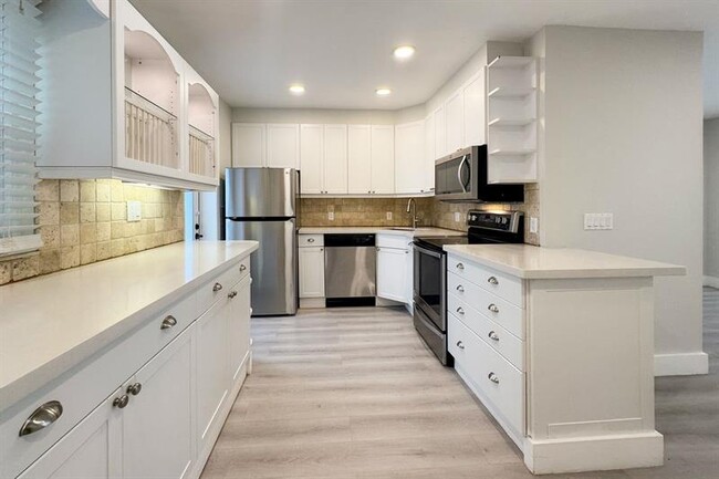 Building Photo - 1641 NE 5th Ct