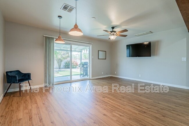 Building Photo - 1102 N 72nd Pl