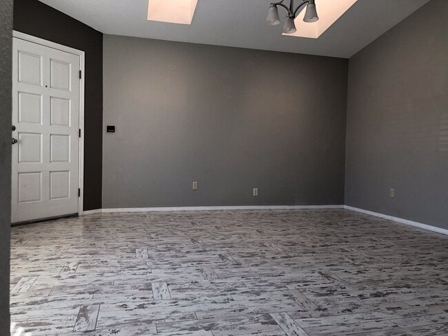 Building Photo - Cute and Cozy!