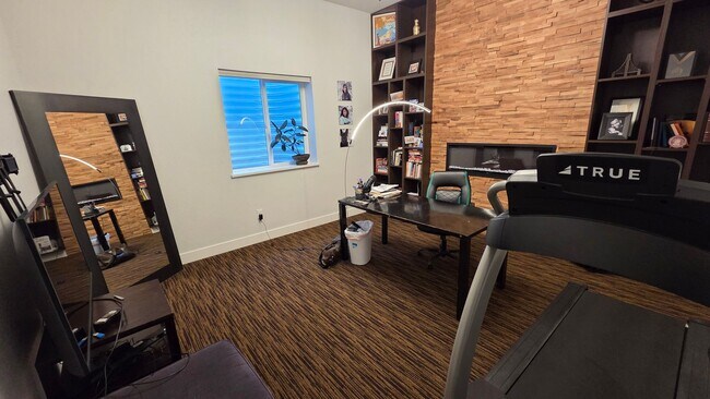 Building Photo - Modern 4 Bedroom 5 Bath Townhome - With Lots of Natural Light and Great Views!