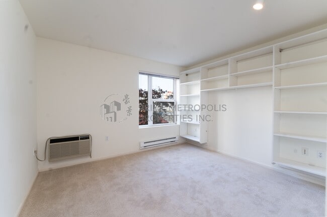 Building Photo - 4343 Roosevelt Way NE