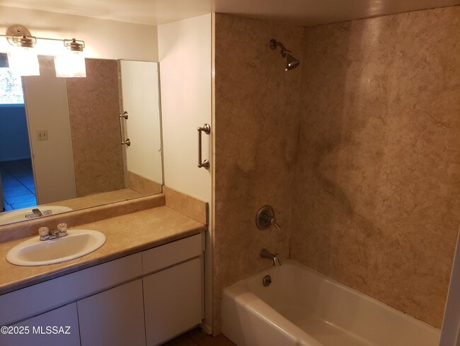 Building Photo - 5520 N Bonita Pl