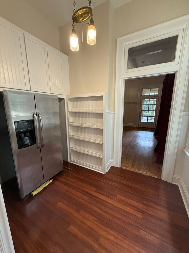 Building Photo - ** 4 bed 3 bath located in the Garden Dist...