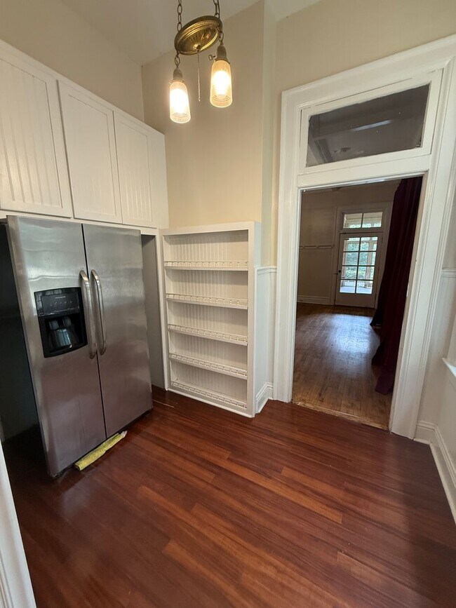 Building Photo - ** 4 bed 3 bath located in the Garden District ** Call 334-366-9198 to schedule a self showing