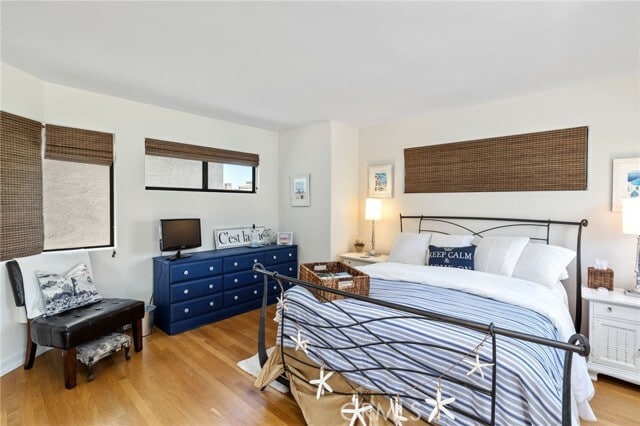 Building Photo - 536 The Strand