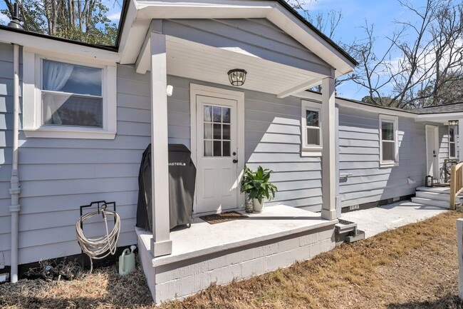 Building Photo - Charming Cottage with Modern Upgrades in Hanahan