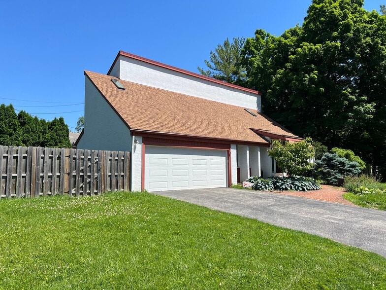 Building Photo - 1675 W Lane Ave