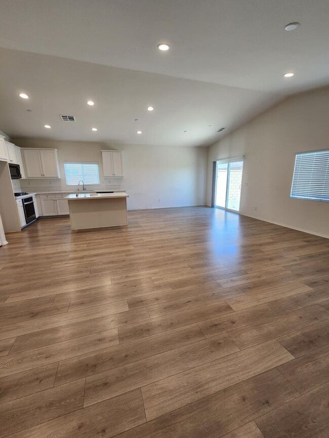 Building Photo - Newer 4 Bed / 3 bath Home MOVE-IN NOW SPECIAL!