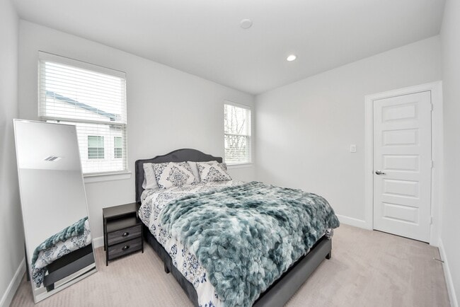 Building Photo - 506 W Donovan St