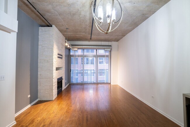 Building Photo - 933 W Van Buren St