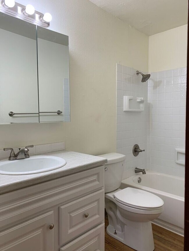 Building Photo - Great Two Bedroom, One Bath Apartments for Rent in East Loveland!  2 Weeks Free, Flexible lease t...