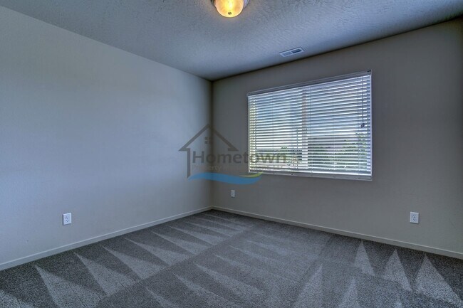 Building Photo - Beautiful 3 bed 2.5 bath Home in Post Falls