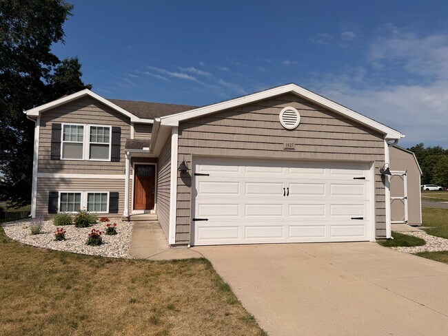 Building Photo - 1627 Hamlet Dr