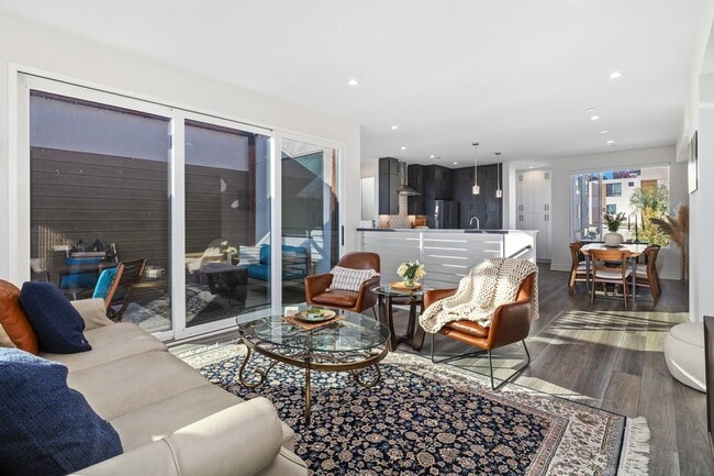Building Photo - Beautiful upgraded 3 bedroom townhome with 2 car garage!