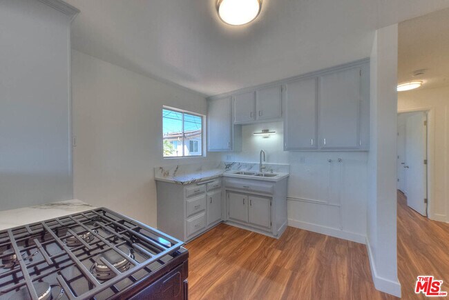 Building Photo - 8468 S Halldale Ave
