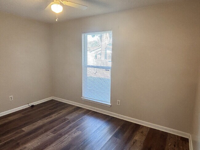 Building Photo - Just 2.5 miles from Eglin AFB!