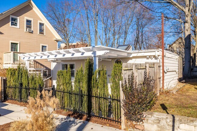 Building Photo - Fully Furnished Cottage by Yale