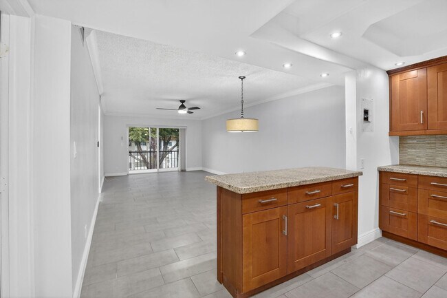 Building Photo - 830 S Hollybrook Dr