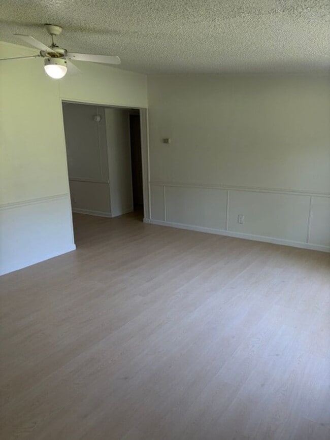 Building Photo - 3 Bedroom Home Available Now!
