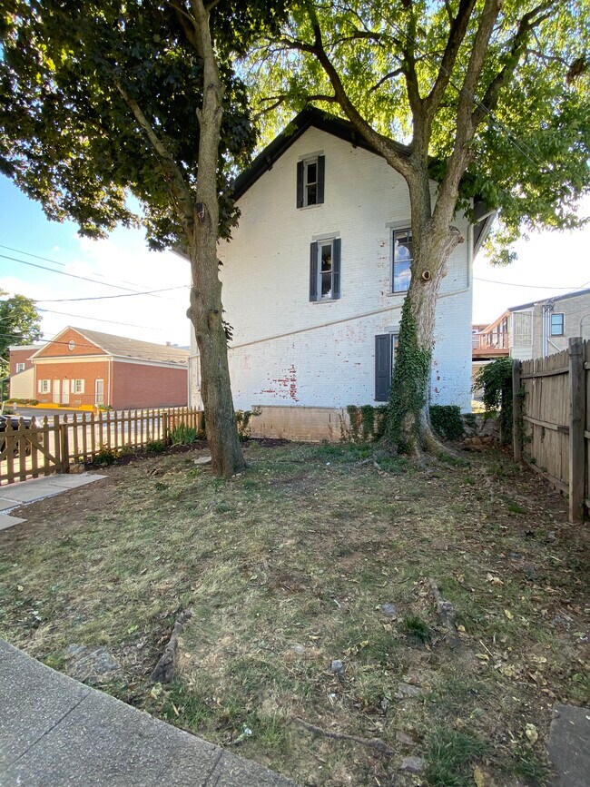 Building Photo - 29 E Pomfret St