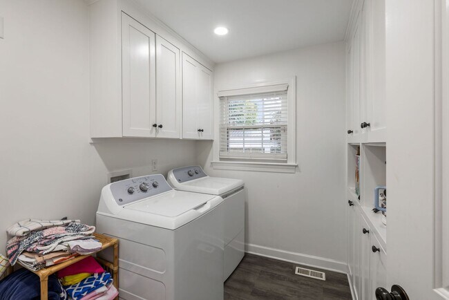 Building Photo - 3BD/3BA PLUS LOFT AND DETACHED ADU Located in SOUTH WINDAMERE-Available May 1, 2026!