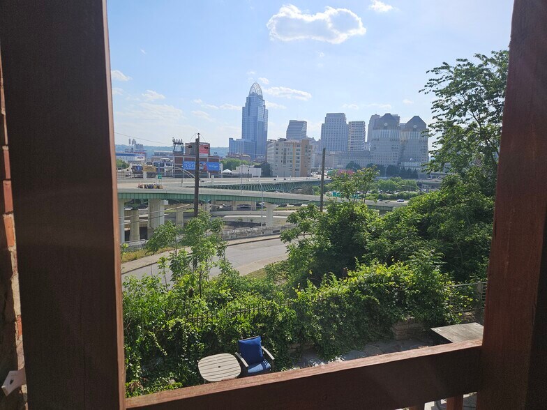 Building Photo - 319 Baum St