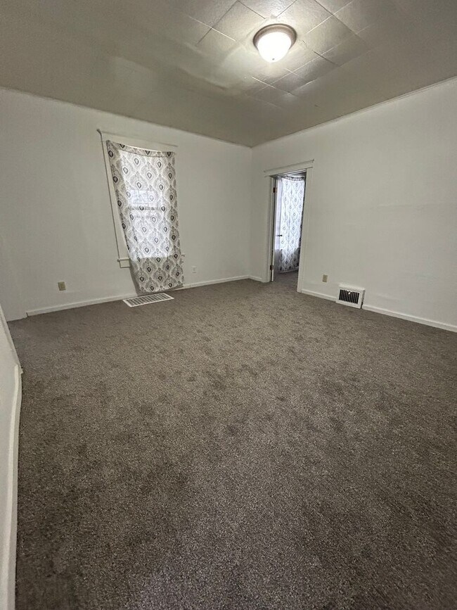 Building Photo - 3 Bedroom 2 Bathroom Apartment Near Gundersen