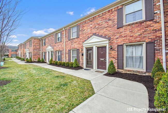 Building Photo - 911 Manor Ln