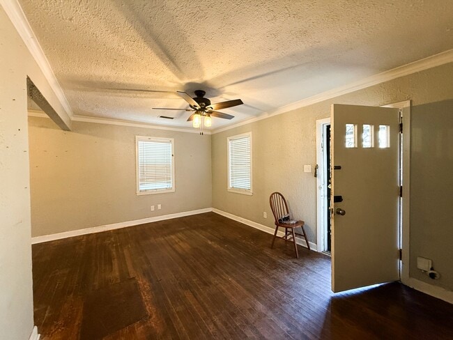 Building Photo - 1027 Waring Rd