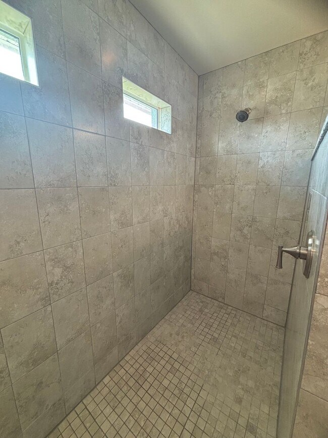 Building Photo - Spacious & Modern 3 Bed, 2 Bath in NW Cape...