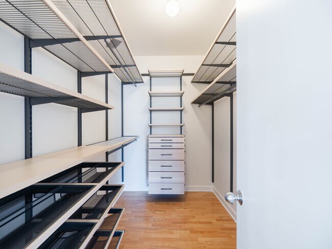 Building Photo - 680 N Green St