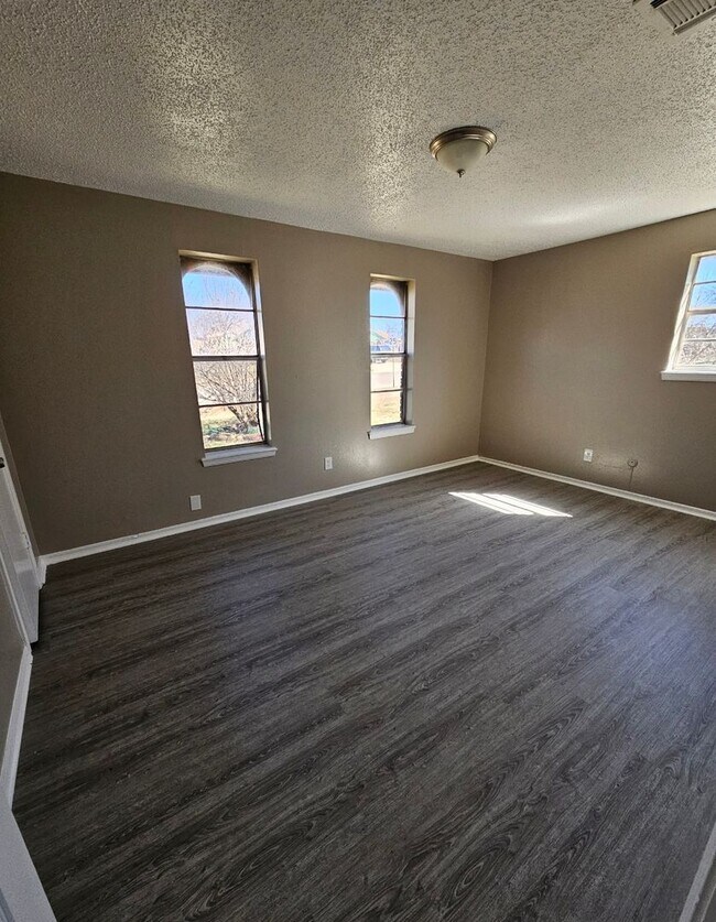 Building Photo - 4 Bedroom House Available in OKC