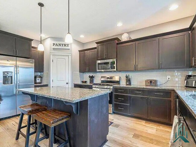 Building Photo - Updated 3 bedroom, 2 bathroom Single-famil...