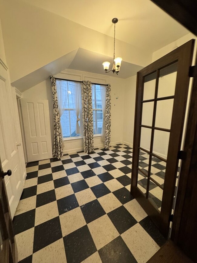 Building Photo - 321 B St