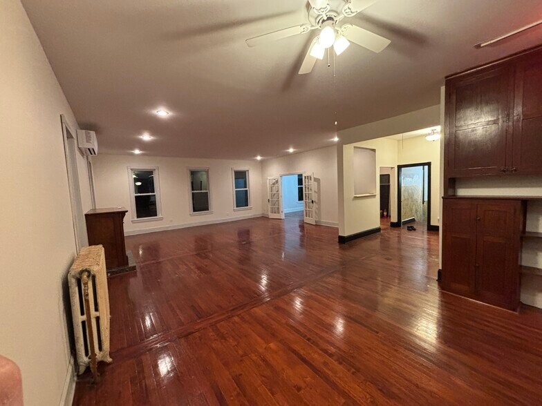 Building Photo - 941 W 7th St