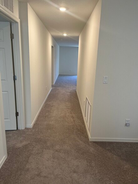 Building Photo - 27 Wood Cedar Dr