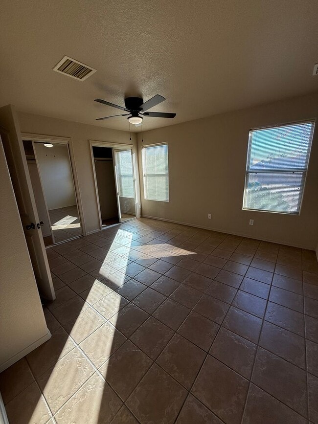 Building Photo - 4 Bedroom, 2 Bathroom House Available Now!