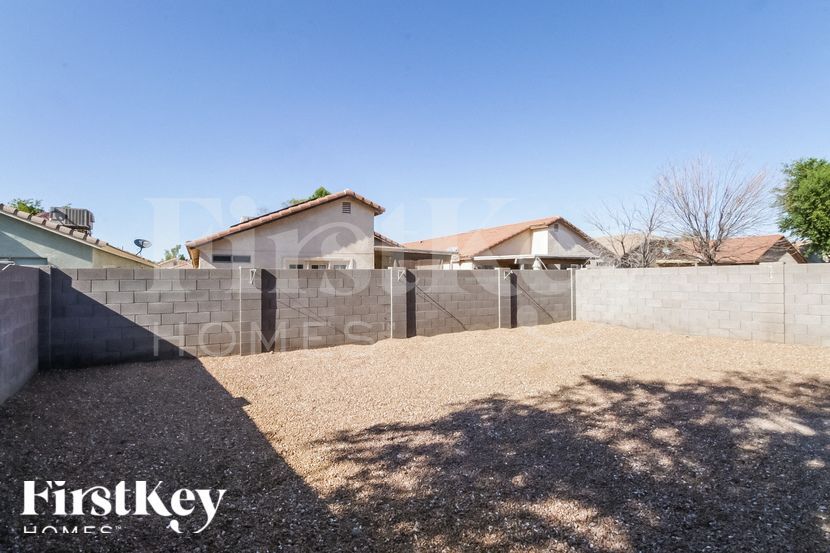 Building Photo - 930 E Nardini St