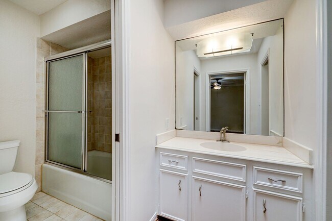 Building Photo - Large Townhome in River Oaks