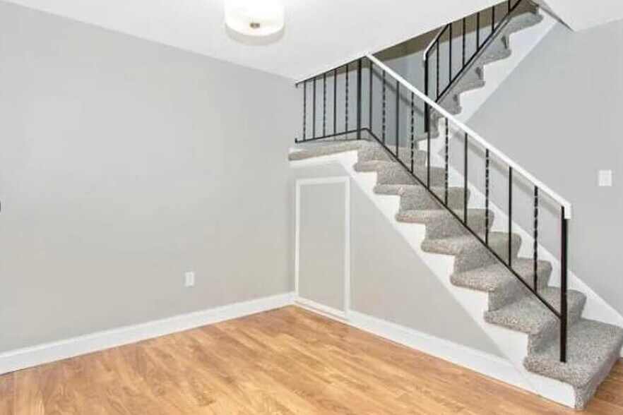 Building Photo - 5803 Oleander Plz