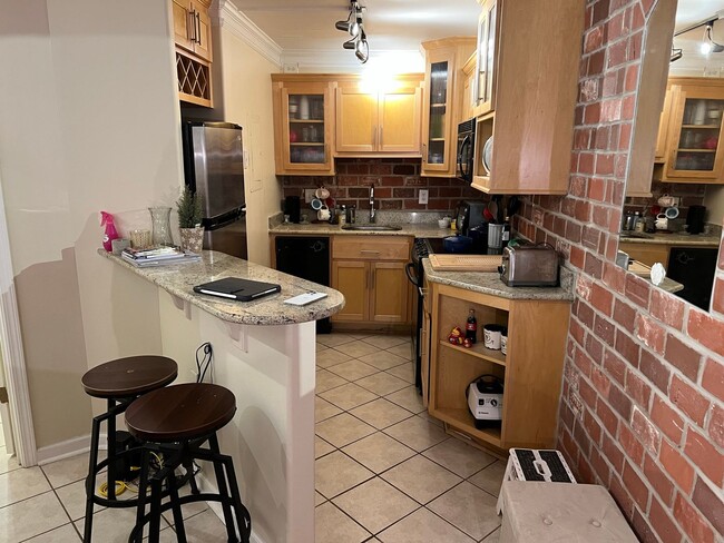 Building Photo - Spectacular Studio Condo @ Studio 40!