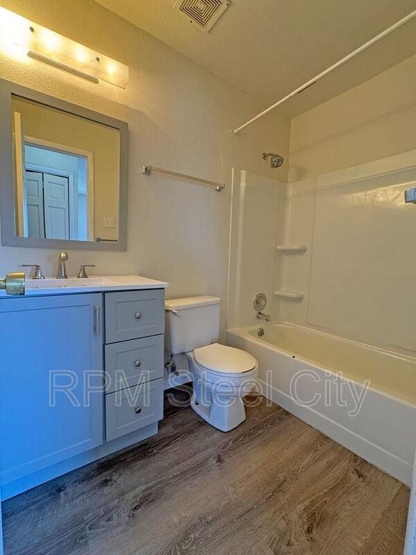 Building Photo - 924 E 5th St