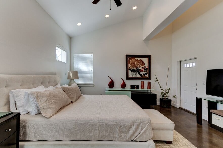 Building Photo - 2715 Zaragosa St