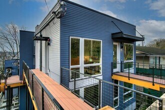 Building Photo - 2Bd/2Ba Seattle Townhouse
