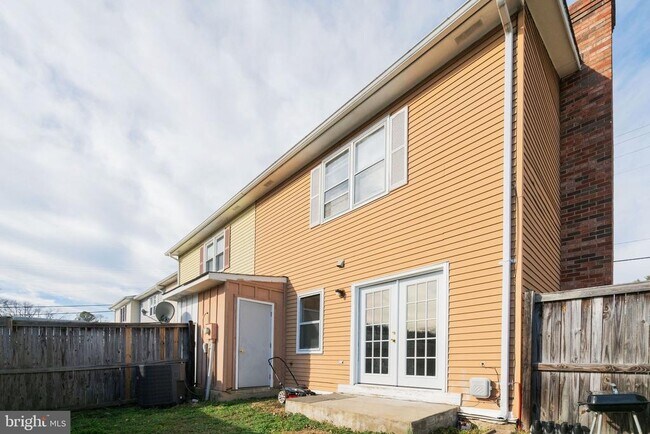 Building Photo - 9 Park Square Dr