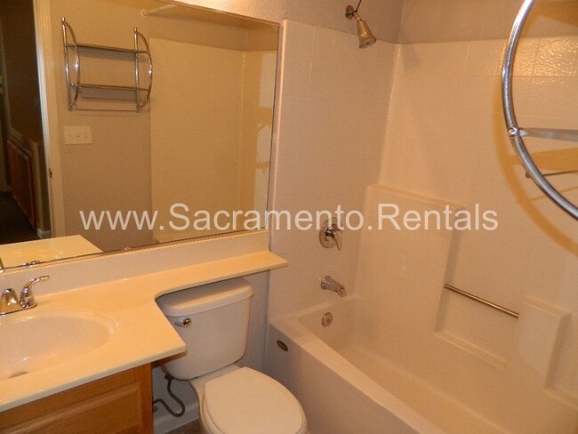 Building Photo - Nice 3bd/2ba Home with 2 Car Garage near Roseville Galleria