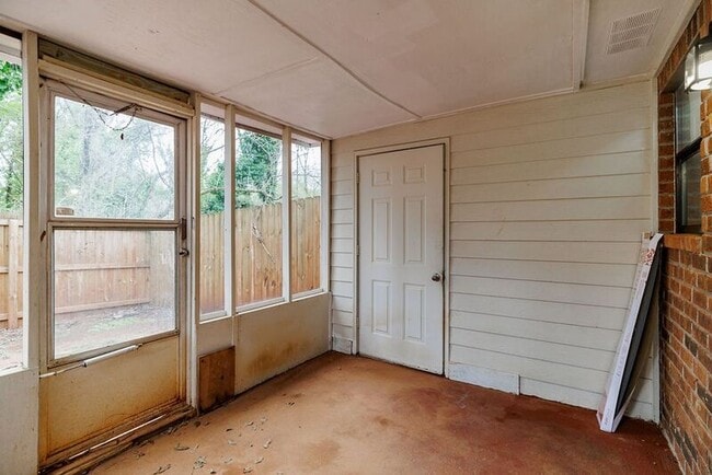 Building Photo - 112 Upland Ct