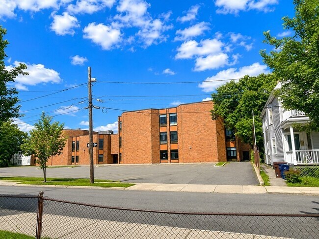 Building Photo - 15-17 Gladstone St