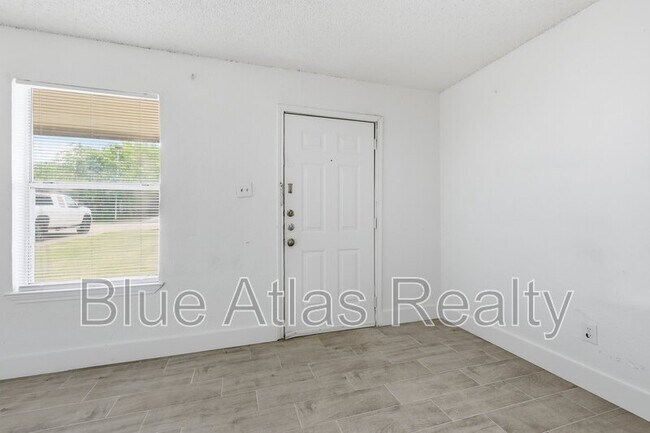 Building Photo - 5517 Wellesley Ave